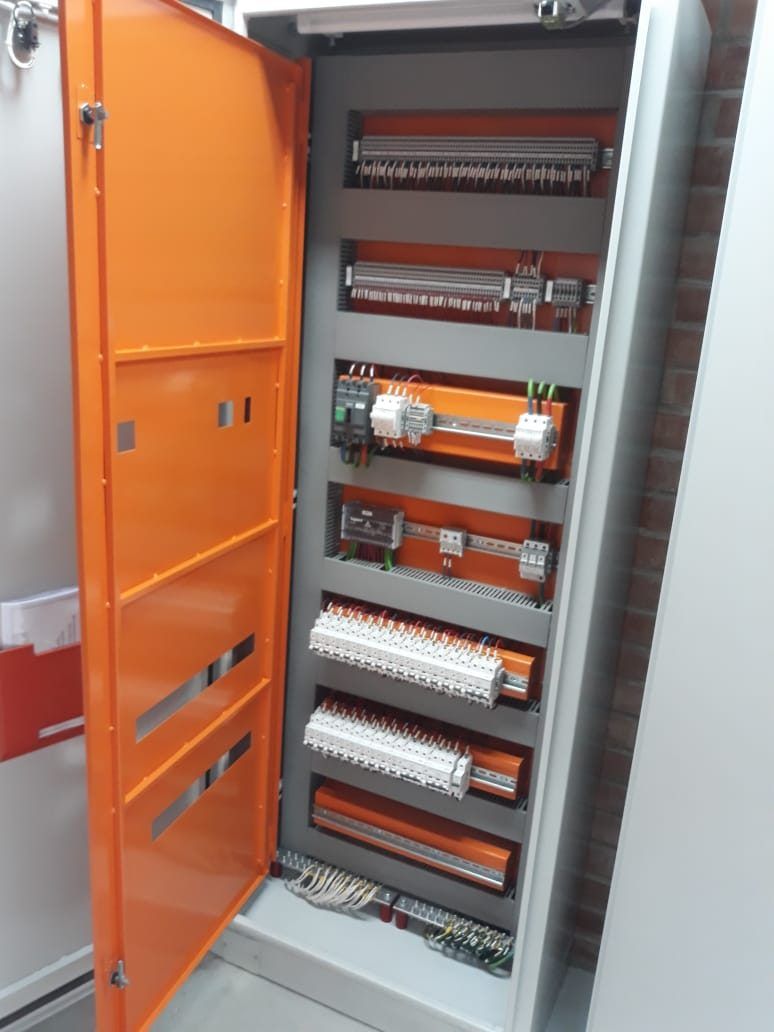 Tablero de control abierto con su cableado y protecciones